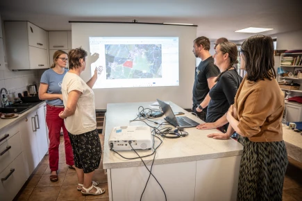 Stromy, voda a cesta mezi poli. KAPEZET mění plány v konkrétní projekty 