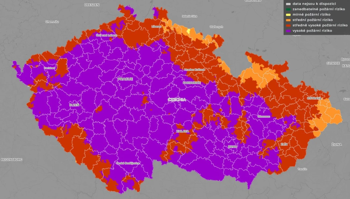 Data k 15. 7. 2023. Riziko šíření požárů je dnes kvůli suchému a horkému počasí na většině našeho území vysoké. Aktuální riziko můžete sledovat na stránkách varovného systému Firerisk. 