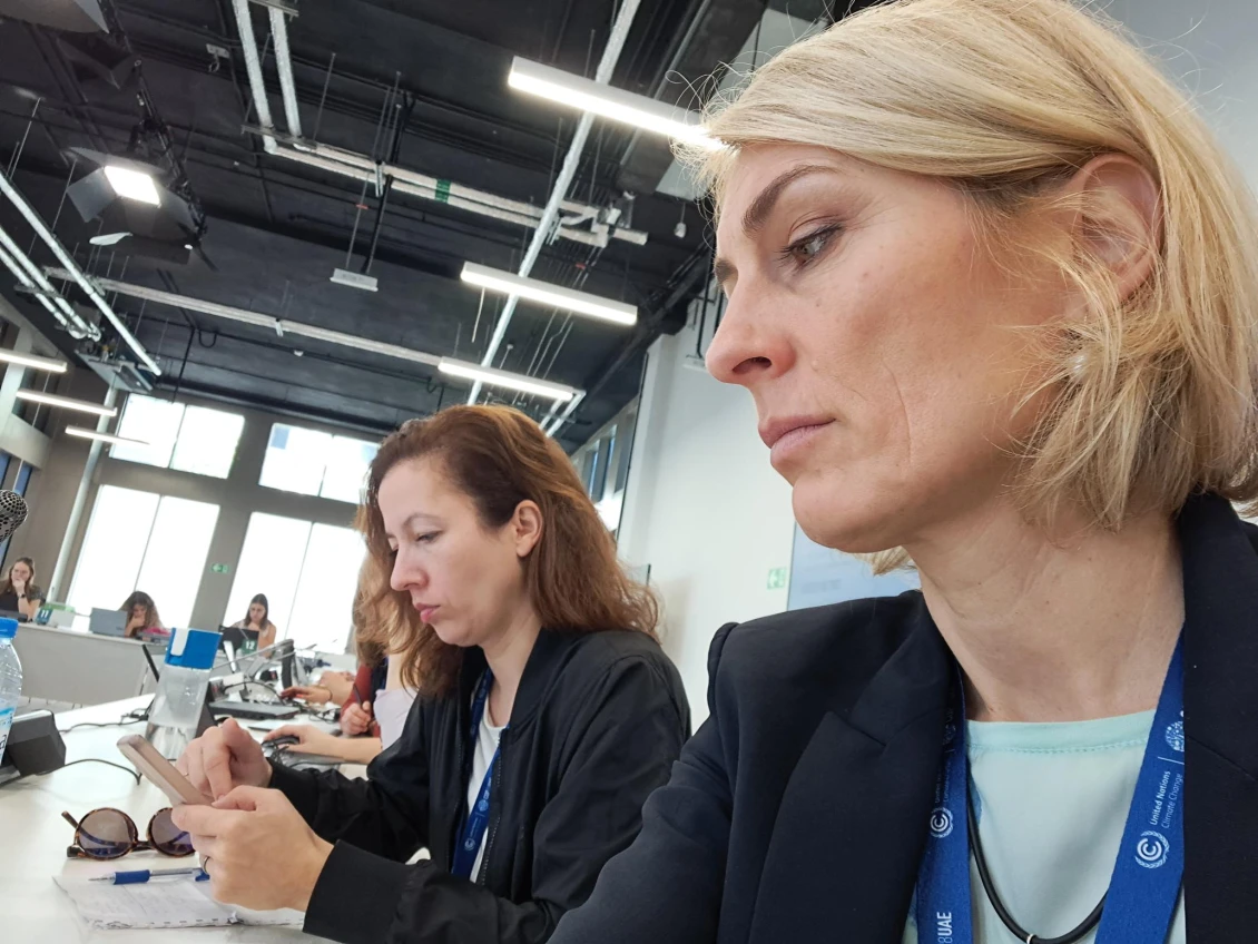 Delegátky Člověka v tísni na COP28 Michala Traplová a Magdalena Davis na koordinační schůzce Climate Action Network