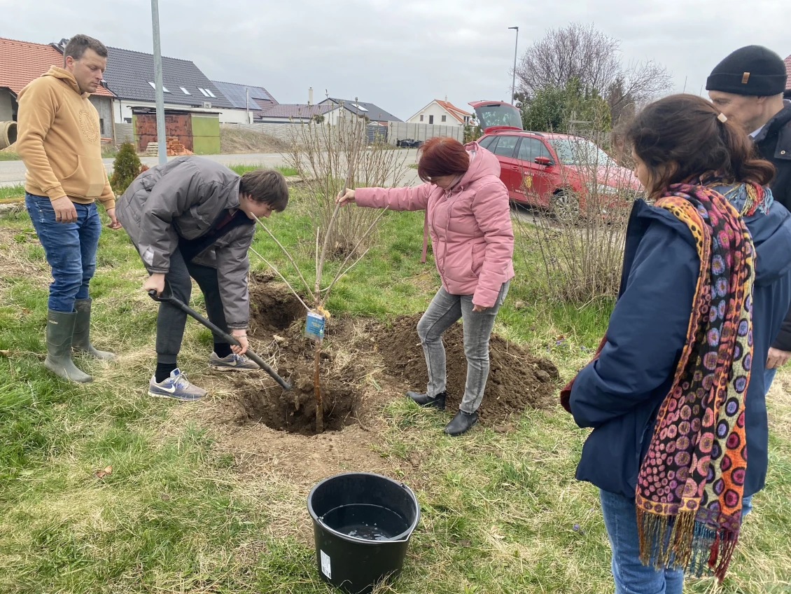 Mayor Zuzana Jandáková (in pink jacket) and Deputy Mayor Jiří Fila (in yellow sweatshirt) started planting with enthusiasm.