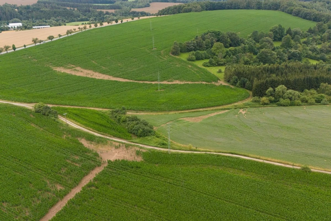 Přívalový déšť způsobil erozi v době, kdy nebyla plodina na poli vzrostlá. O tom, že takové události půdu dlouhodobě znehodnocují, nemůže být pochyb.