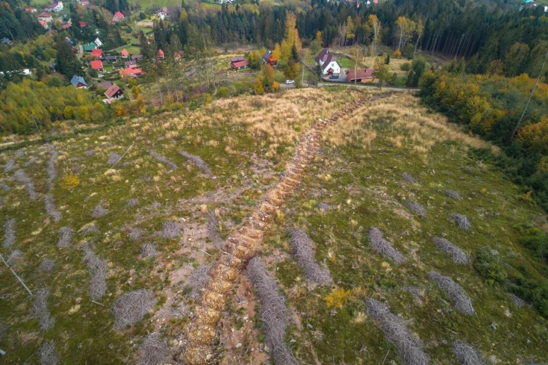 Revitalizovaná historická lesní cesta na Jablunkovsku, která před realizací ohrožovala domy pod ní