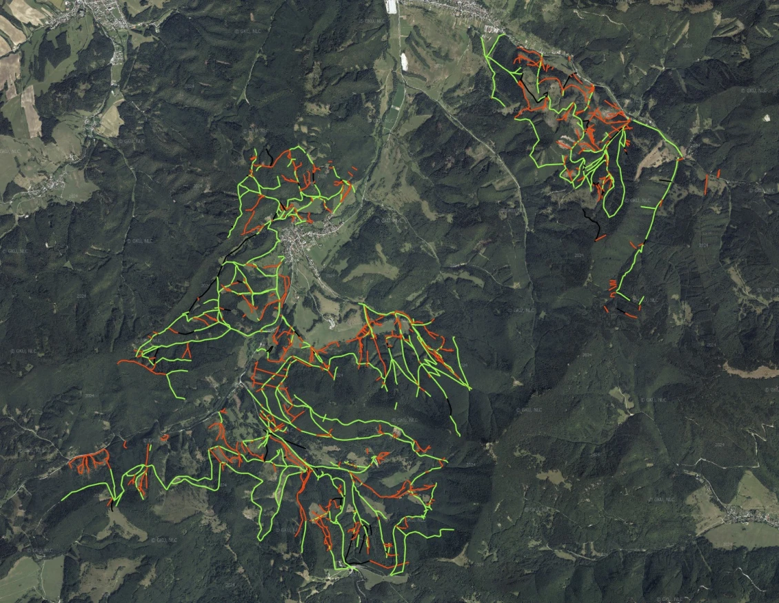 Srovnání porostních map a skutečného stavu v Rajecké dolině na Slovensku: červeně jsou vyznačeny těžební linie, které vznikly spontánně během těžby dřeva a nejsou zakresleny v porostních mapách. Ve skutečnosti tak tvoří přibližně o 30–40 % více linií, než kolik evidují oficiální mapové podklady. Obdobná čísla evidujeme i v České republice.